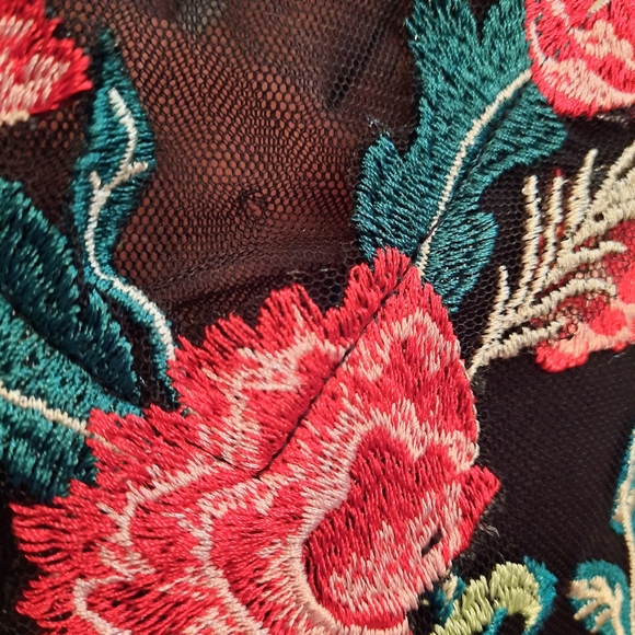 My Michelle Junior Size 1 Embroidered Crop Top - Picture 8 of 8